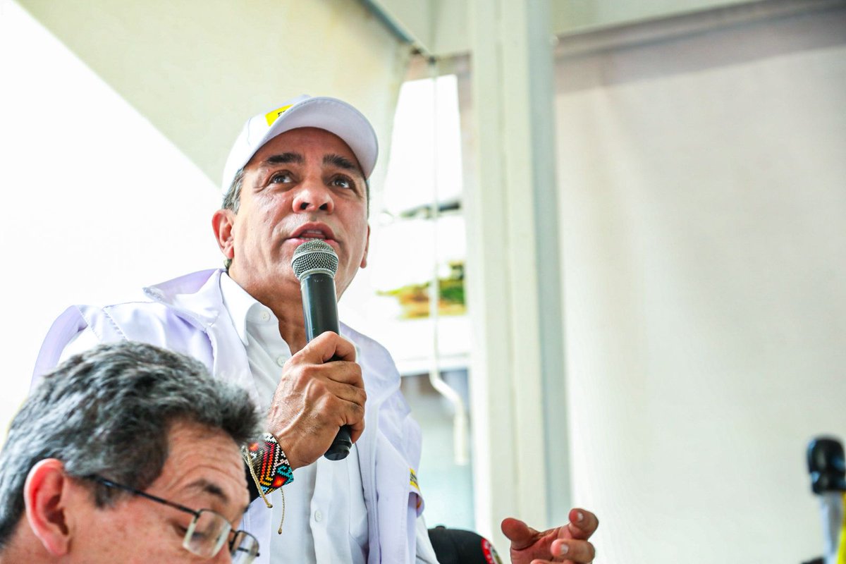 MinInterior's tweet photo. Avanzamos en un trabajo interinstitucional sin precedentes: @MinAgricultura, @MinSaludCol, @MinInterior, @MincomercioCo y @mindefensa; @ViceColombia; @GobValle ; @BuenaventuraDE1; @PGN_COL; @DefensoriaCol; @IDEAMColombia y @MisionONUCol.

 La articulación del Estado es esencial para asegurar el cumplimiento de los compromisos con la comunidad.