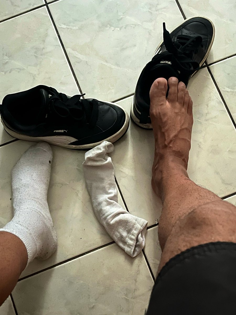 putaozin20's tweet photo. Pezão veiudo, suadão, esperando um viadinho vim agradar ele 😈🦶🏼 https://t.co/5k2O4QZfYo