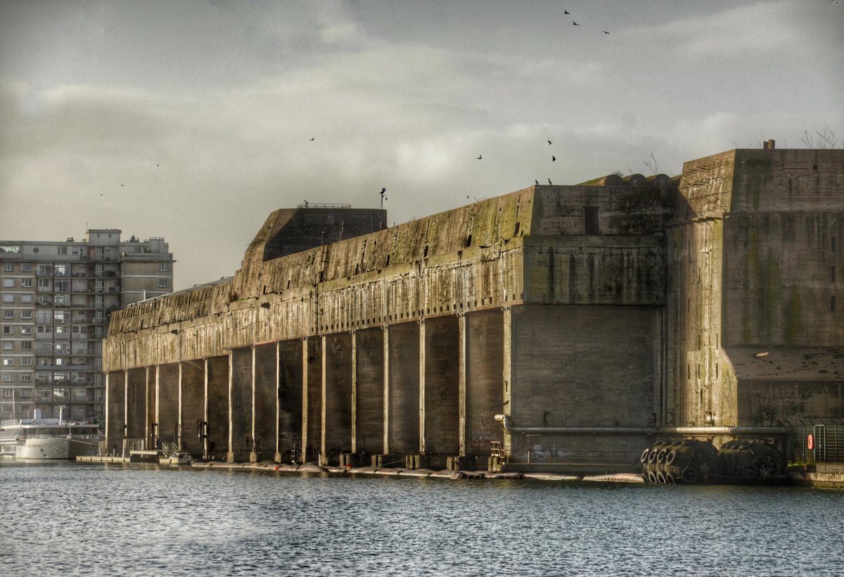 HiddenHistoryYT's tweet photo. 🧵The Monster on the Atlantic Coast

Buried in concrete on France’s western shore stands one of WWII’s most formidable fortresses: the Saint-Nazaire submarine base. A structure so massive, so over-engineered, that even modern explosives would struggle to bring it down👇 https://t.co/ohBJvo8hza