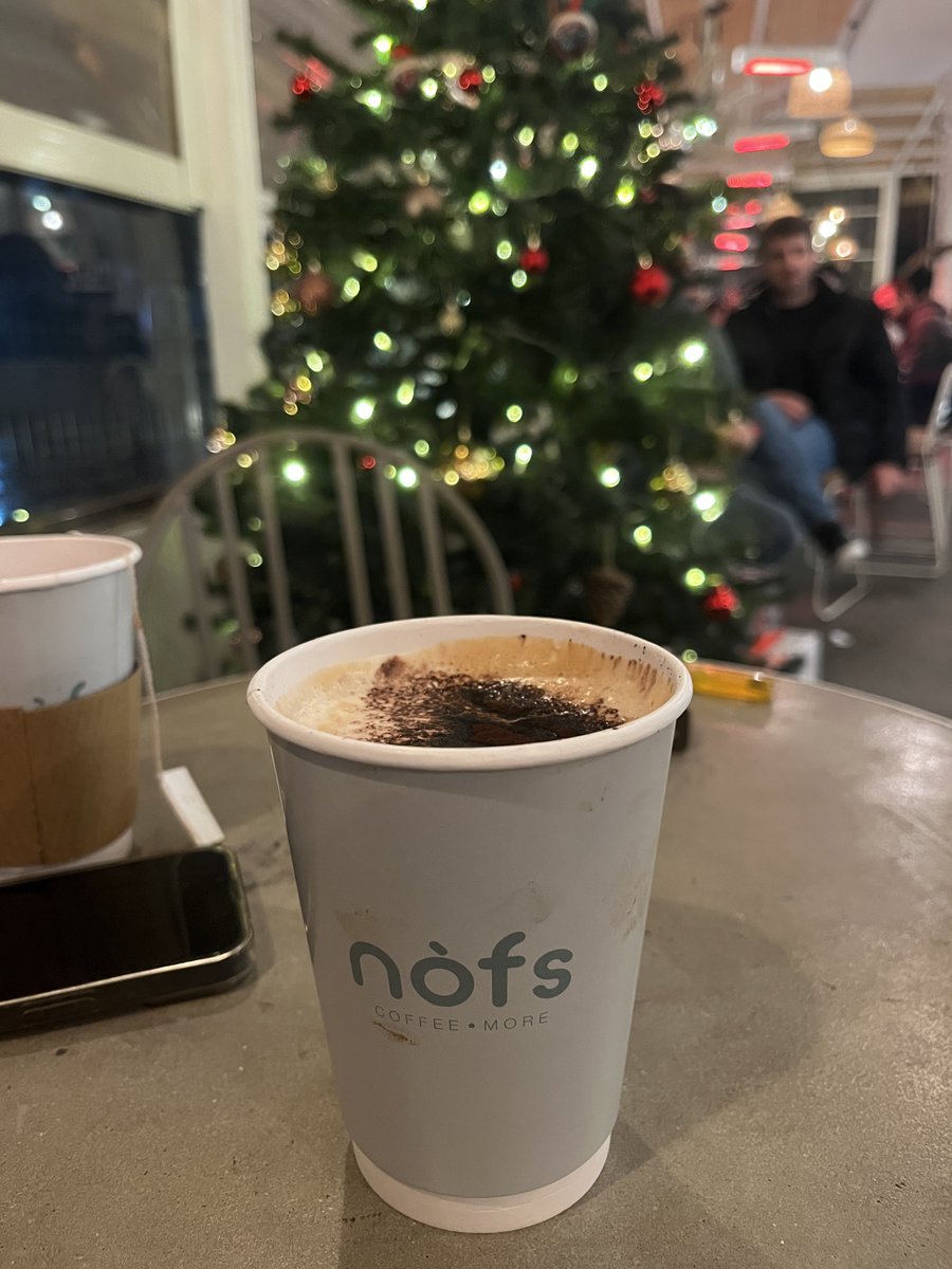 Gece çökerken, içime bir ışık dolar; susmuş duygularımı uyandırır bir el
Zaman hem yorar hem dinlendirir ruhumu; uzaklaştırırken yaklaştırır bir gel
Ömür yarayla merhemi aynı anda taşır; bazen durgunlaşır bazen taşar sel
Ve tüm bu karşıtlıklar fısıldar ki: hayat zıtlıklarla güzel