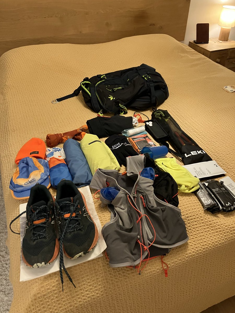 crashbash's tweet image. Все эти вещи нужны для субботнего забега. Как я вообще здесь оказался, этого не должно было случиться.