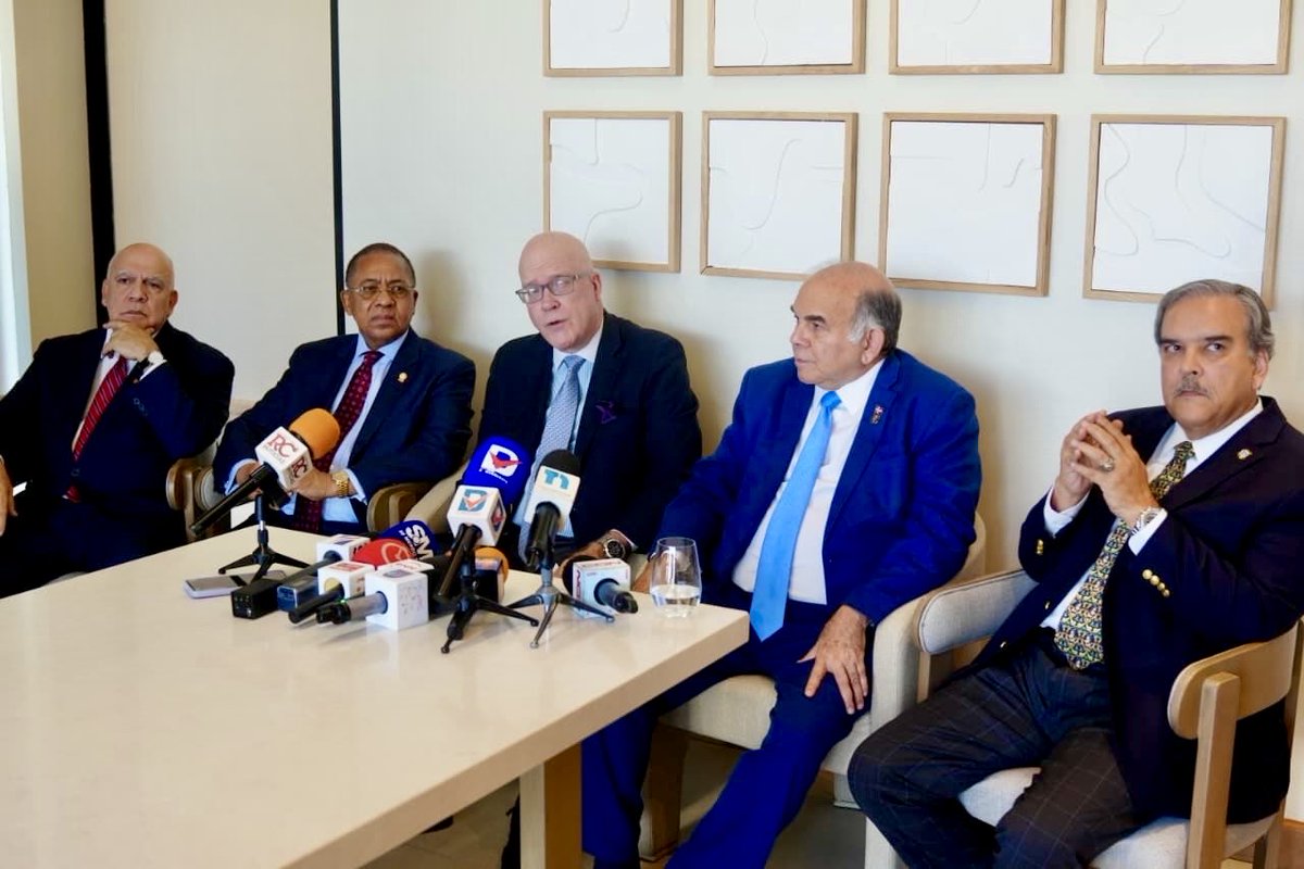 Muy complacido de participar junto a mi hermano <a href="/pelegrinc/">Pelegrin Castillo.</a>  en representación de nuestro partido <a href="/redes_FNP/">fuerza nacional progresista</a>  y los amigos <a href="/WessinChavez/">Elìas Wessin Chàvez</a> del <a href="/Pqdc_Oficial/">PQDC OFICIAL</a> e  <a href="/IsmaelReyesPDI/">Ismael Reyes</a> del Partido Demócrata Institucional, ofreciéndole nuestro resuelto respaldo al Frente Hemisférico por la