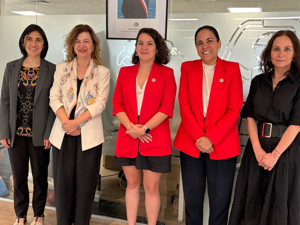 ONUMujeres's tweet photo. También relevó el liderazgo de Chile 🇨🇱 en la región en materia de cuidados, posicionando políticas innovadoras, sostenidas y multilaterales, como instancias esenciales para avanzar en iniciativas para mejorar la calidad de vida de las mujeres. @ONUMujeresChile https://t.co/vOUQiVoxlp
