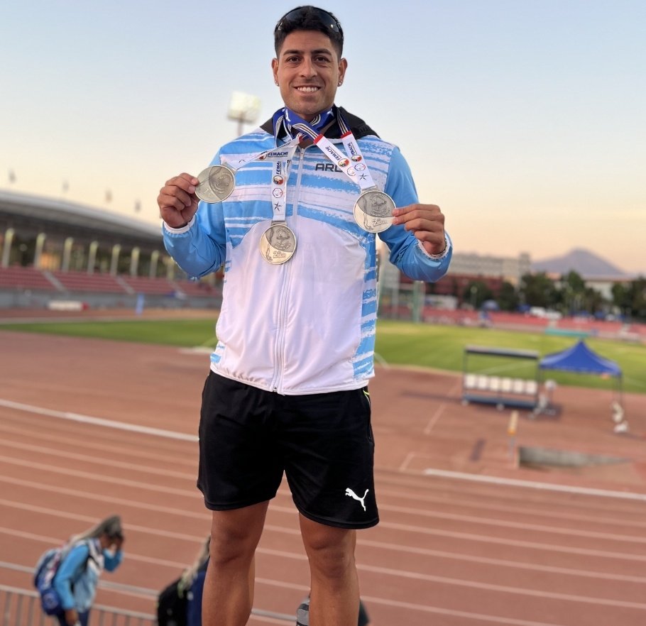 Sebastián Acevedo trajo 3 medallas del Sudamericano de Atletismo en Chile representando a la Argentin. Para poder viajar tuvo que hacer beneficio vendiendo pollos. El detrás de un campeón sin ayuda estatal...