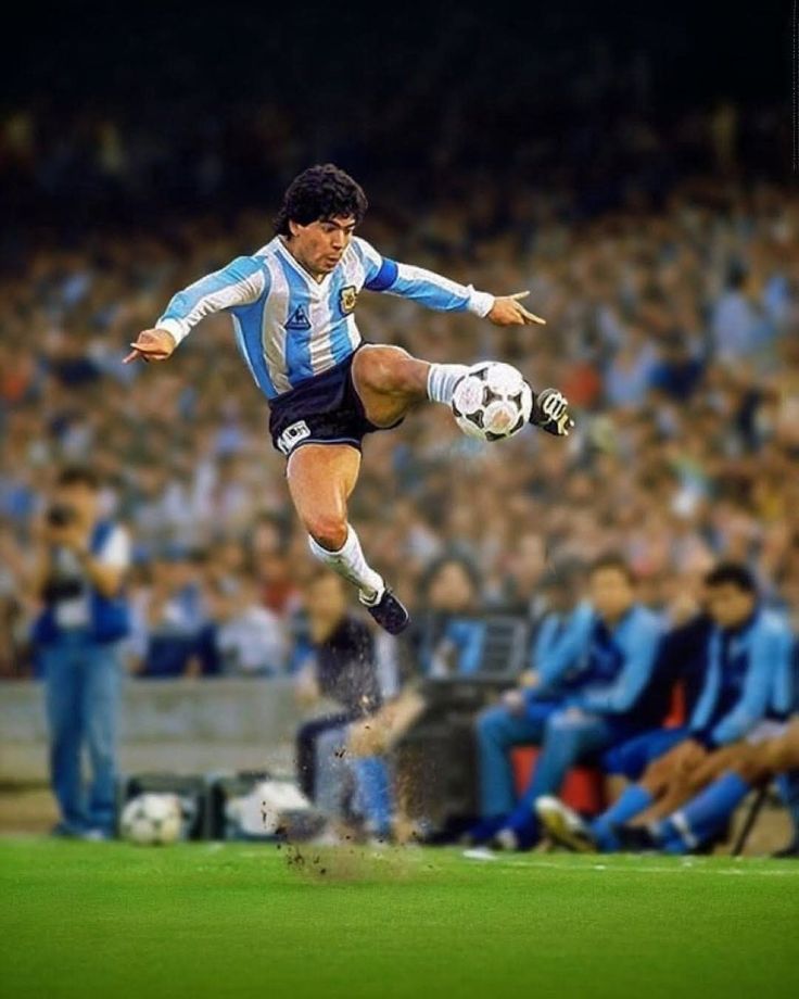 DiezPerfecto_10's tweet image. “Si él (Pelé) es Beethoven, yo soy el Ron Wood, Keith Richards y Bono del fútbol, todos juntos. Porque yo era la pasión del fútbol”.