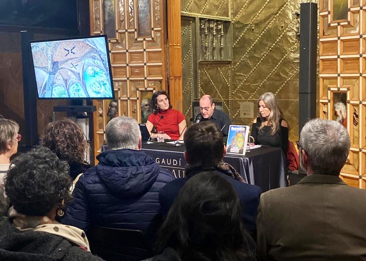 Aquest vespre hem presentat el <a href="/descobrircat/">Descobrir.cat</a> del més, que conté un extens dossier sobre el ‘País Gaudí’, al Palau Güell de Barcelona. Prèviament, hem organitzat una visita guiada exclusiva per a cinquanta subscriptors i lectors i el so de l’orgue ha clos un acte ben rodó!