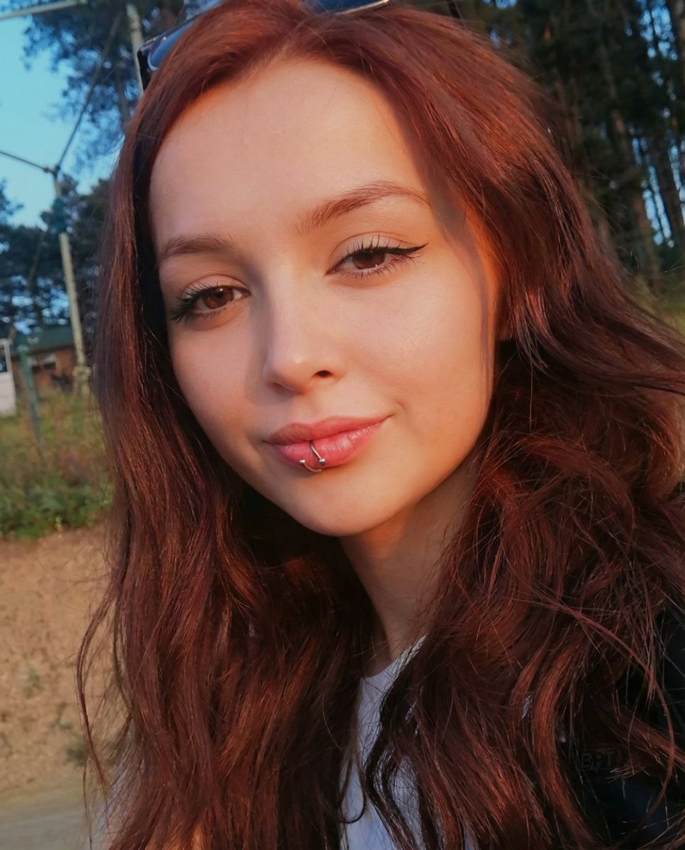 Ceren Özdemir, yaşasaydı 2 gün sonra 26 yaşına girecekti.

— "Doğum günümde hediye almayın, beni unutmayın yeter" demişti.
— 6 yıl önce bugün öldürüldü.