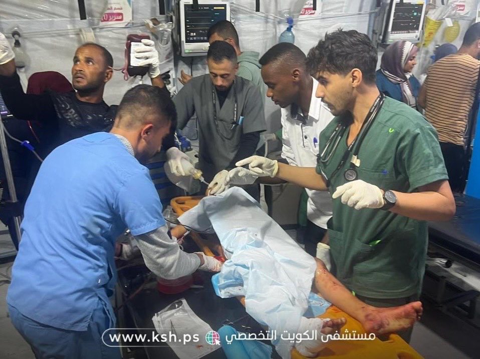 Gaza – A new Israeli violation of the ceasefire agreement: five martyrs, including two children, and several injuries after an Israeli strike targeted the displaced families’ tents in Al-Najaat Camp in the Al-Mawasi area, west of Khan Younis.