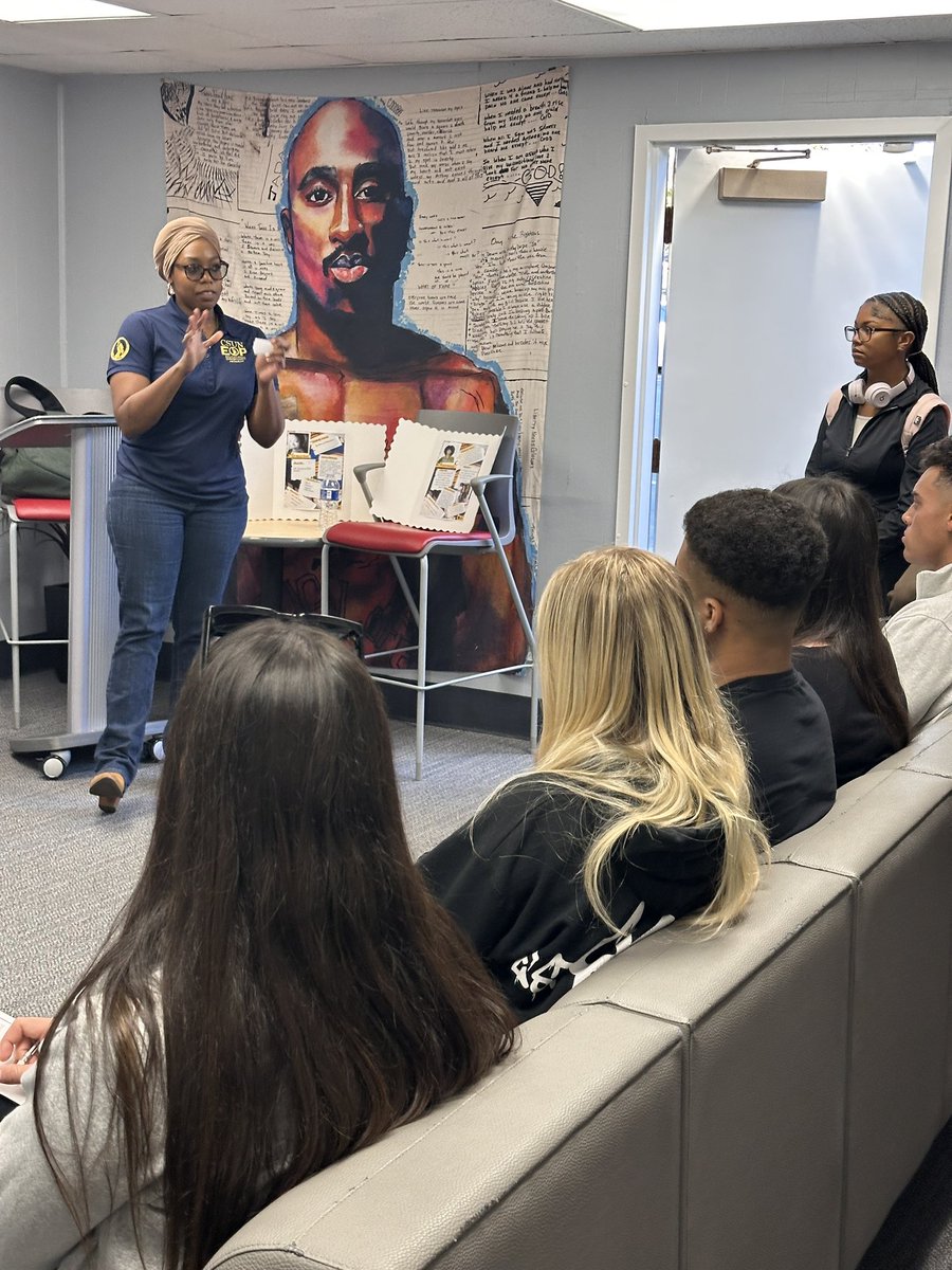 csun_afrs's tweet photo. Good afternoon AFRS family, 

Thank you to everyone who showed up yesterday to the Africana Studies Major/Minor Mixer and enjoyed themselves! 

🌟Remember, we are hosting the same Mixer today at the Black House from 3:30-5:30pm.🌟 We'd love to see you there! 

#africanastudies https://t.co/V5FHAYPDYV