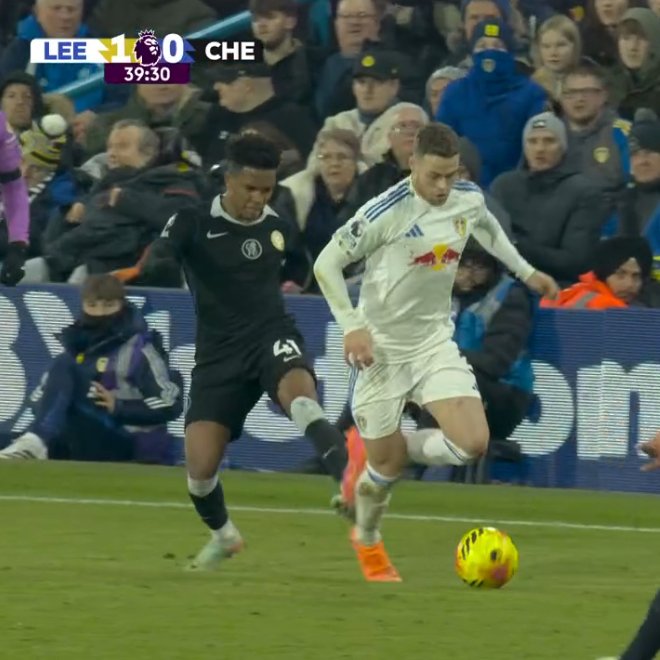 🚨 𝗕𝗥𝗘𝗔𝗞𝗜𝗡𝗚: ESTEVAO KICKS HIS OPPONENT FROM BEHIND WITH THE BALL BEING FAR AWAY!

BUT VAR SAYS NO RED CARD!