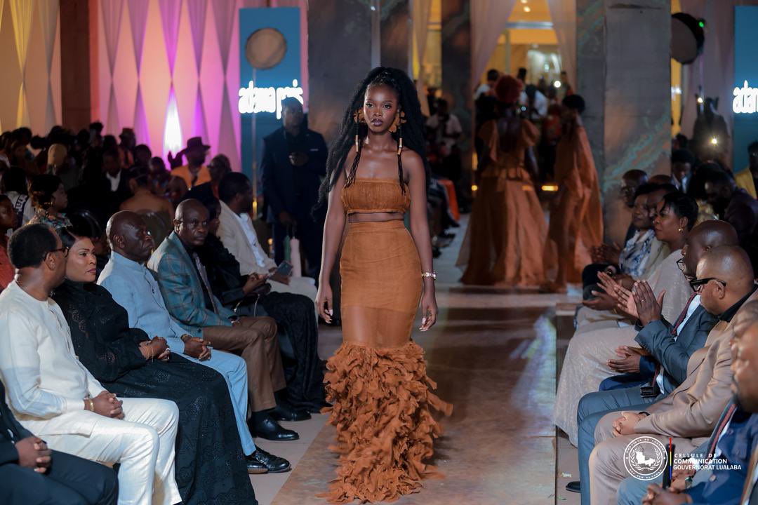 FifiMasukaSaini's tweet photo. 🇨🇩 Pendant quatre jours, #Kolwezi s’est imposée comme capitale congolaise de la mode. ✨ 
La Kolwezi Fashion Week a rassemblé créateurs, stylistes, modélistes et artistes autour d’un rendez-vous exceptionnel où la culture s’est exprimée sous toutes ses formes. https://t.co/PrHsWm1W6H
