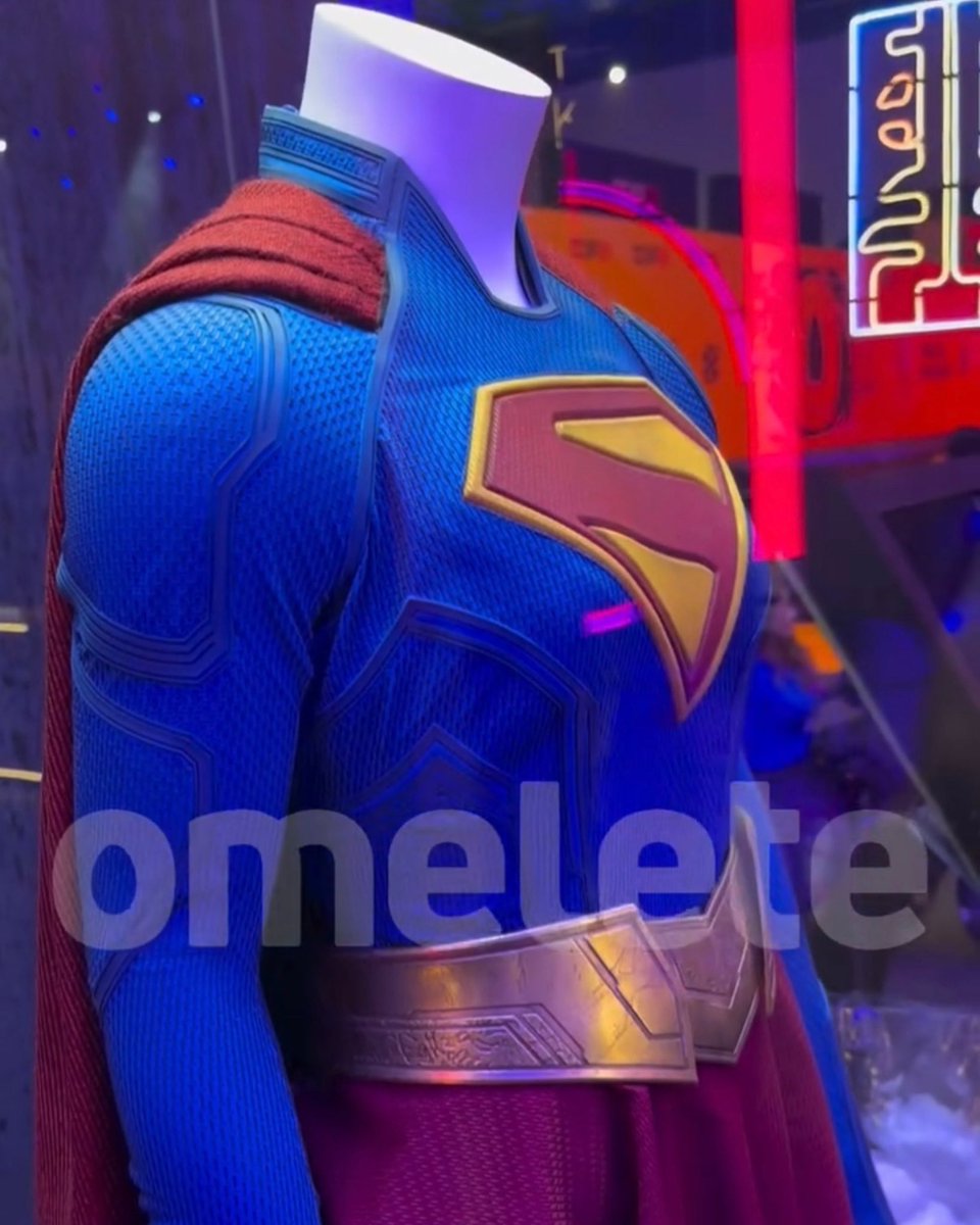 New look at the Supergirl costume for ‘SUPERGIRL’