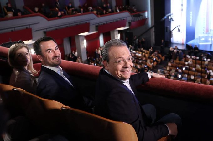 Πόση ξεφτίλα αντέχει ένας ζαίος;

Να σε ξεφτιλίζει ο #τσιπρας λέγοντας ότι έχεις κλείσει τον κύκλο σου, οτι πρέπει να διαλύθεις, να σε βάζει σε γαλαρία σαν να είσαι τιμωρία &amp; εσύ να χασκογελάς για να σε πάρει στο νέο κόμμα του μπας &amp; συνεχίσεις να μασουλάς βουλευτική αποζημίωση