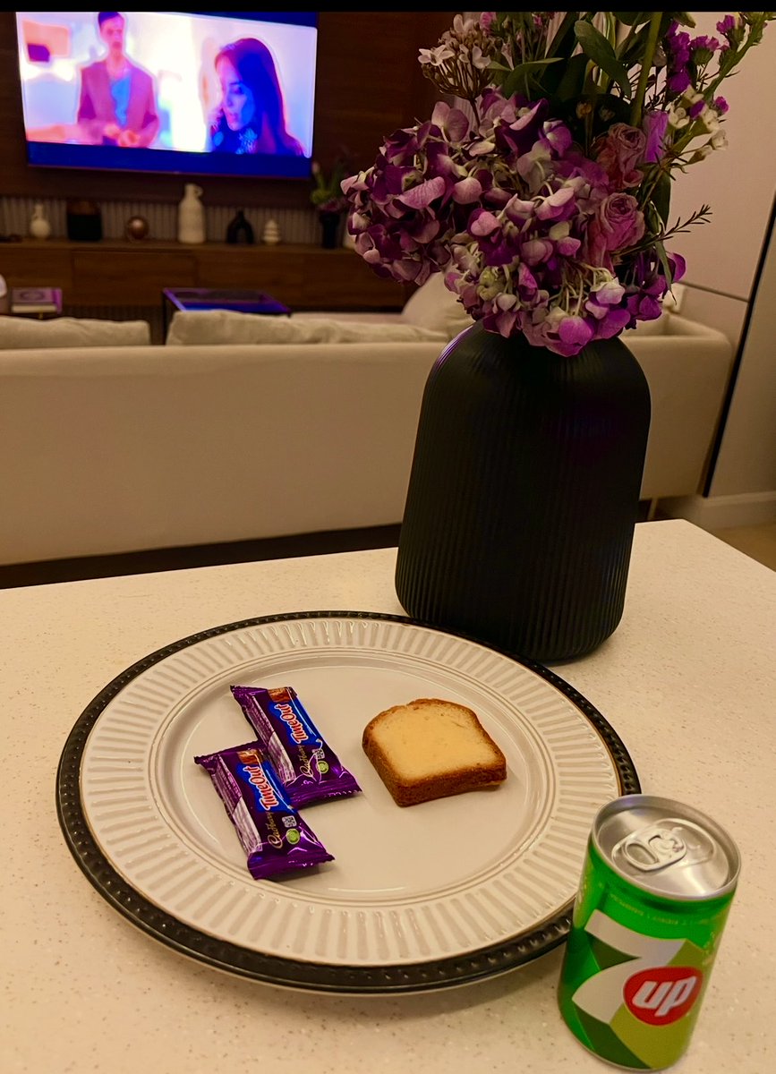 #خلوه
#يحدث_الآن 
#عادتي اسرق لحظات مع نفسي ،تخطف قلبي تفاصيل الليل تأسرني رقته ، تفرض عليّ  روتين بقيد حرير #مااجمل الليل #ورد🌺
#لاتنسوا الوتر جنة القلوب🙋‍♀️