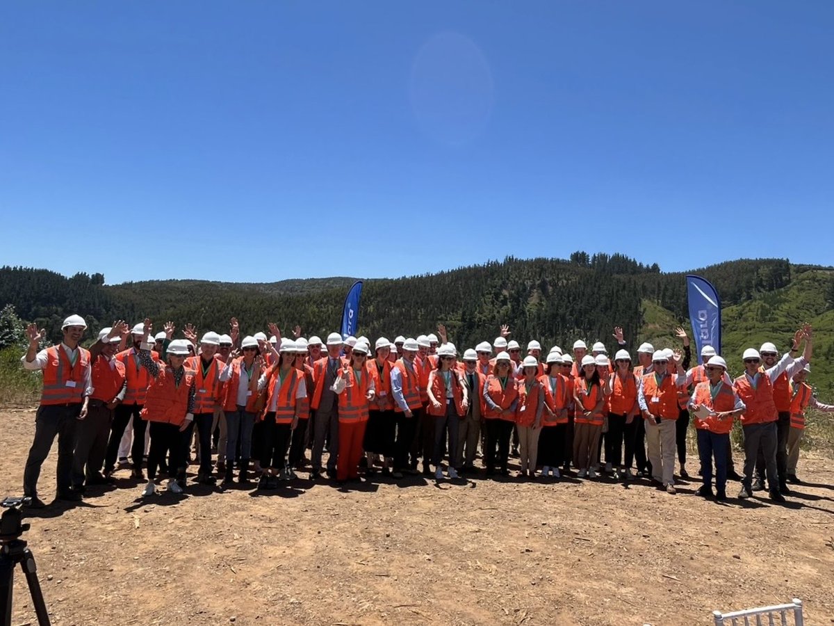 🔋Las tierras raras no son solo recursos: son clave para la transición verde y digital🌍

Una delegación europea encabezada por la Embajadora <a href="/EUAmbChile/">Claudia Gintersdorfer</a> visitó Penco para conocer el proyecto de tierras raras más avanzado en Chile: Cosecha Circular de Aclara.
🧵👇