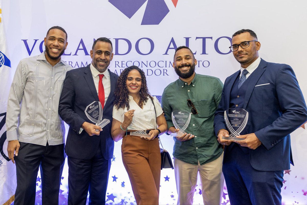 Nuestro reconocimiento a los colaboradores del <a href="/IDAC_RD/">Instituto Dominicano de Aviación Civil</a> por su destacada trayectoria institucional, su alto nivel de competencia profesional y permanente orientación hacia la innovación, elementos que inciden en el fortalecimiento de nuestros procesos operativos y en la mejora