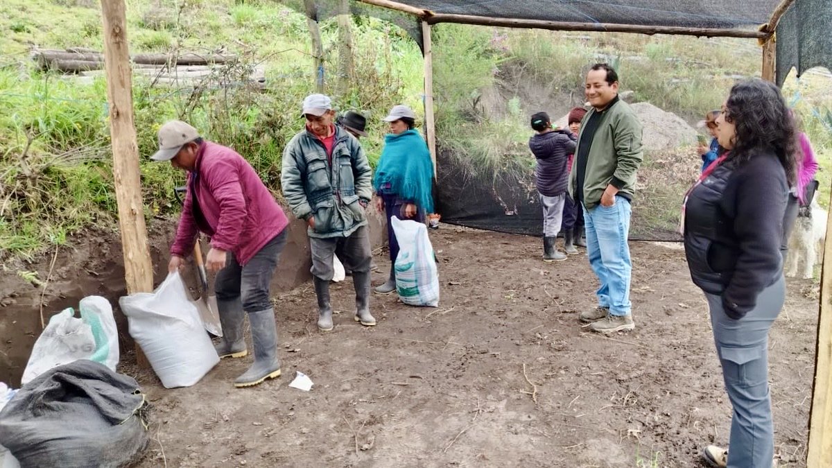 Allerena_ec's tweet photo. 📍 Chimborazo | En Guamote, desarrollamos los módulos de incendios forestales y bioles dentro de la Escuela de Campo Forestal.
También realizamos la práctica de establecimiento de un vivero y el llenado de fundas como parte del módulo de viveros.

#ElNuevoEcuadorImpulsa https://t.co/UC651fggOy