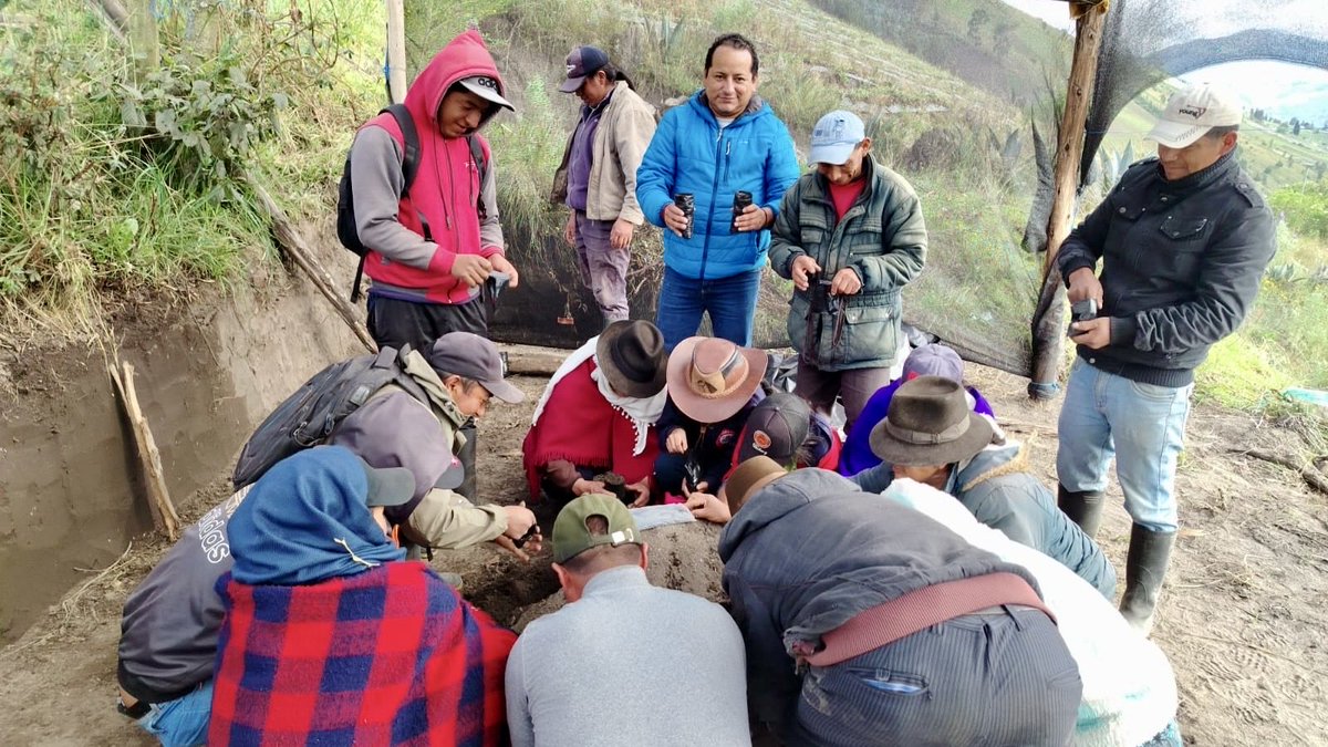 Allerena_ec's tweet photo. 📍 Chimborazo | En Guamote, desarrollamos los módulos de incendios forestales y bioles dentro de la Escuela de Campo Forestal.
También realizamos la práctica de establecimiento de un vivero y el llenado de fundas como parte del módulo de viveros.

#ElNuevoEcuadorImpulsa https://t.co/UC651fggOy