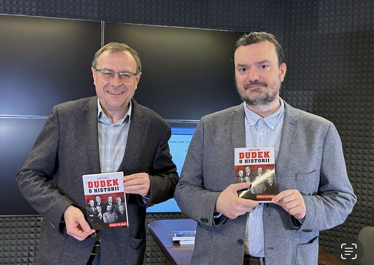 Sądząc po minie Dudek świetnie się bawi w towarzystwie swojego nowego wydawcy i promotora w osobie Pińskiego. Cieszę się z tego, że jestem w tak komfortowej sytuacji jak teraz i nie muszę robić żadnych fikołków bo nigdy mu nie ufałem ani też nie ceniłem. To zdecydowanie jest