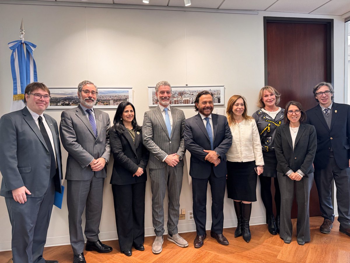 GustavoSaenzOK's tweet photo. Estados Unidos | Salta como un destino estratégico de inversiones y desarrollo.

Participé de un encuentro en el Consulado General de Argentina en Chicago, junto a diplomáticos, funcionarios y referentes del sector privado estadounidense.

Presenté las condiciones de estabilidad, seguridad jurídica y previsibilidad que ofrece nuestra provincia, y avanzamos en una agenda público-privada común orientada a promover exportaciones y atraer inversiones en sectores clave como la minería, la agroindustria, la tecnología, la infraestructura y el turismo.

Cada reunión es una nueva oportunidad para que Salta fortalezca su presencia, muestre su potencial y siga proyectándose al mundo, generando más desarrollo y empleo para los salteños.