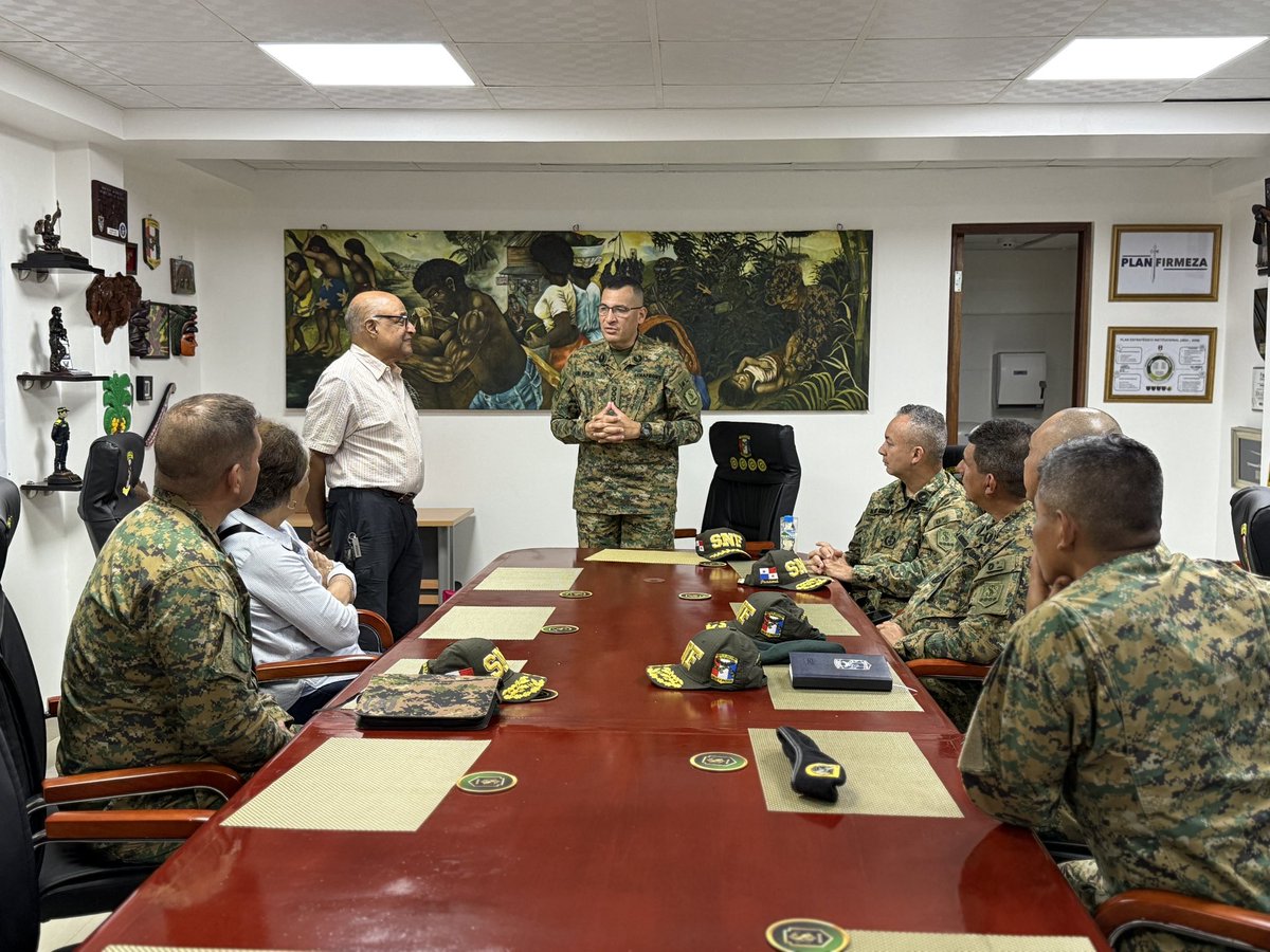 Hoy recibimos en el Comando General Summit a los padres de nuestra campeona olímpica Eileen Coparropa, quienes con gran cariño trajeron obsequios para los niños. Su visita refleja solidaridad, humildad y el deseo genuino de llevar alegría a quienes más lo necesitan🎁 #PlanFirmeza