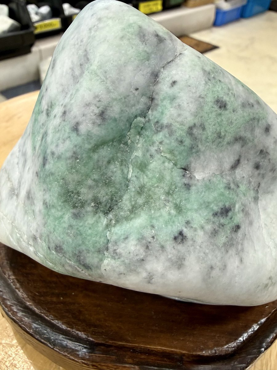 今日のヒスイは、 「白地しろ⚪️に緑色🟢黒い斑点⚫️（石墨）が入る