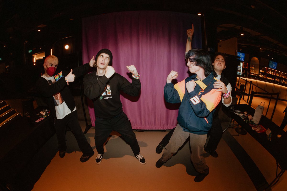 PROPERTYofFAFF's tweet image. First time meeting Parx vs my most recent 💚