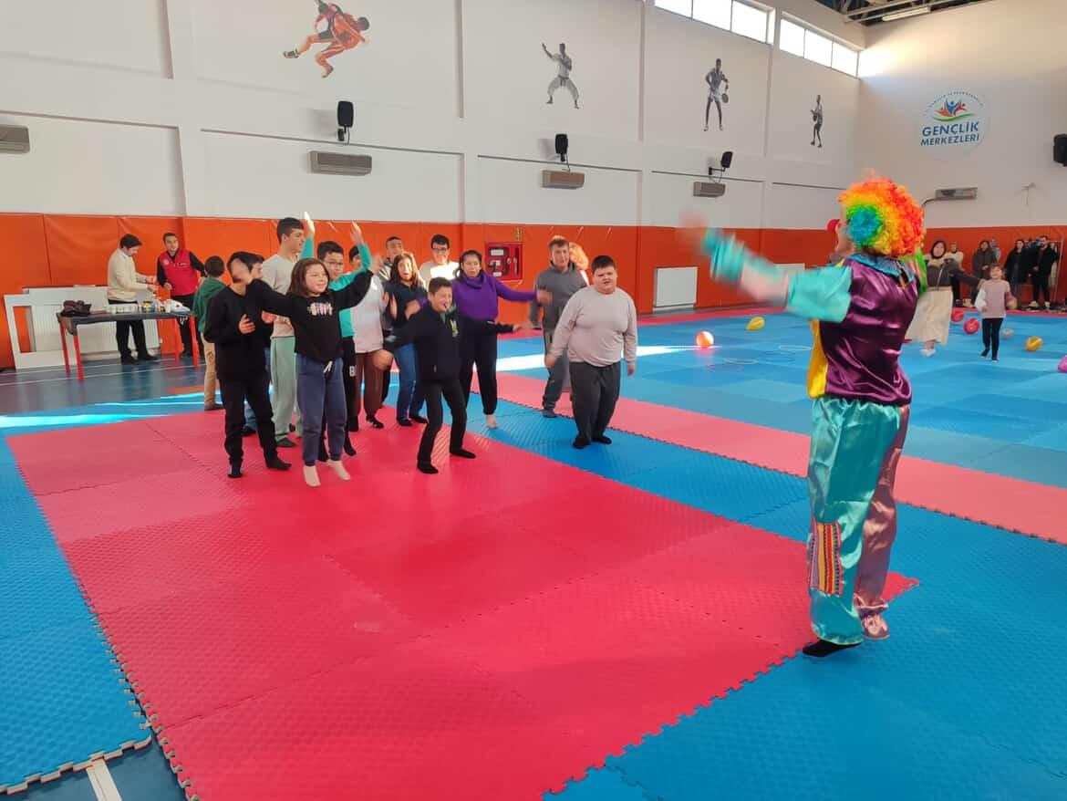 Cerkes_GSIM's tweet photo. “En büyük engel zihinlerde ve kalplerdedir.”
Sevgi varsa, engel yok! ❤️

Çerkeş Gençlik ve Spor ilçe Müdürlüğü yine sizlerlee, sevgi ile inşaa ettiğimiz bu bağ sadece bir gün değil her zaman yanınızda🥰💕
@OA_BAK
@gencliksporbak
@GSBsporgm 
@Sadikak69 https://t.co/BbBZFlLFYZ