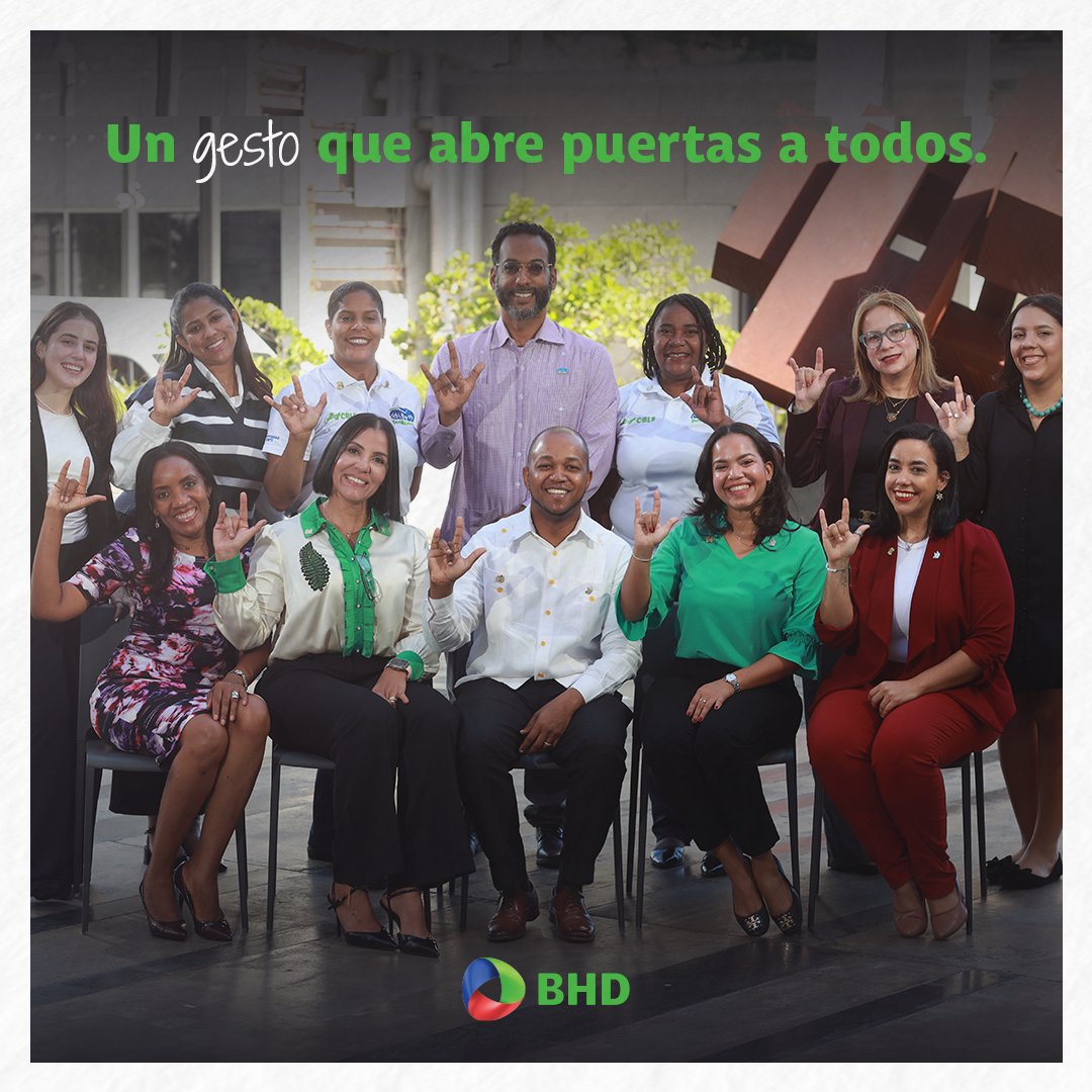 BancoBHD's tweet photo. Formamos a más #GenteBHD en lengua de señas, avanzando hacia una atención más accesible e inclusiva. 🤟💚
 #BancoBHD https://t.co/jn9iepLlRI