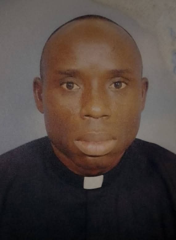🚨🙏 ALERTE | Au Nigeria, le père Emmanuel Ezema A ÉTÉ ENLEVÉ dans sa résidence du presbytère de l’église Saint-Pierre de Rumi.

Le diocèse de Zaria a diffusé un communiqué officiel confirmant l’enlèvement et APPELANT À PRIER sans attendre : "Par l’intercession de Notre-Dame,