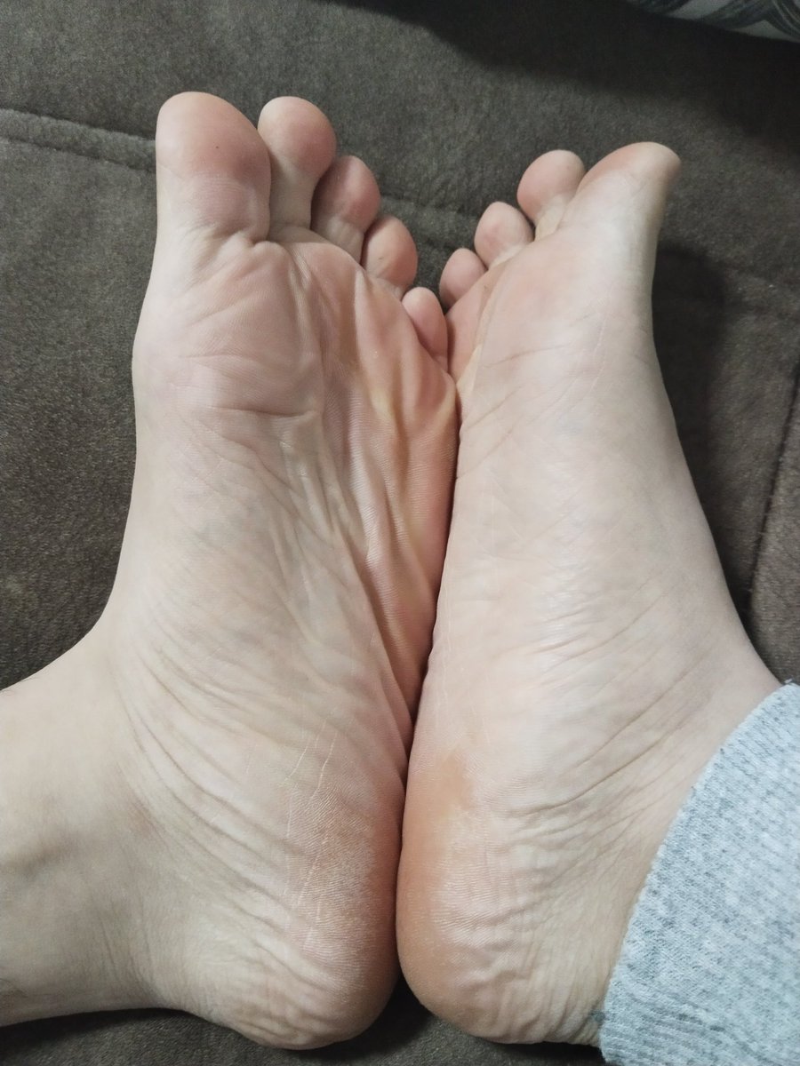 ErennMaster's tweet photo. Uyumadan tabanlarimin altında asagilanmak paspas olmak isteyen ezik finansal köleler yazsın 
#sahip #sahibe #finansalköle #feet #turkishdom #köle #master https://t.co/e6FyLfjXDA
