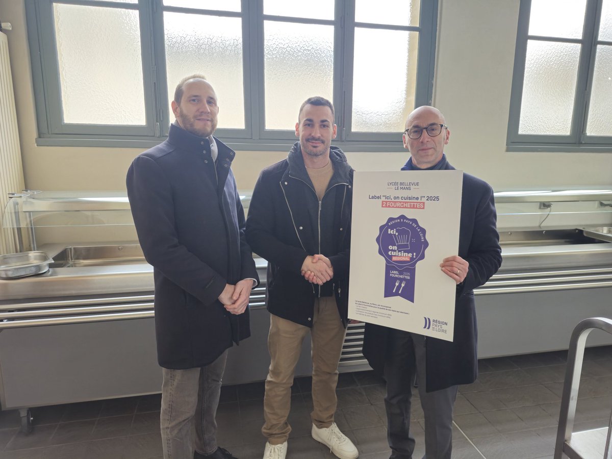Opération #icioncuisine 
Remise de deux fourchettes au lycée bellevue le Mans. Le fait maison,Mini 40 % d 'approvisionnement regional et d'utilisation de produit frais. La qualité dans les cuisines dans nos lycées. <a href="/AimerAgirPDL/">Aimer et Agir pour les Pays de la Loire</a> <a href="/C_MORANCAIS/">Christelle MORANÇAIS</a> <a href="/paysdelaloire/">Pays de la Loire</a>