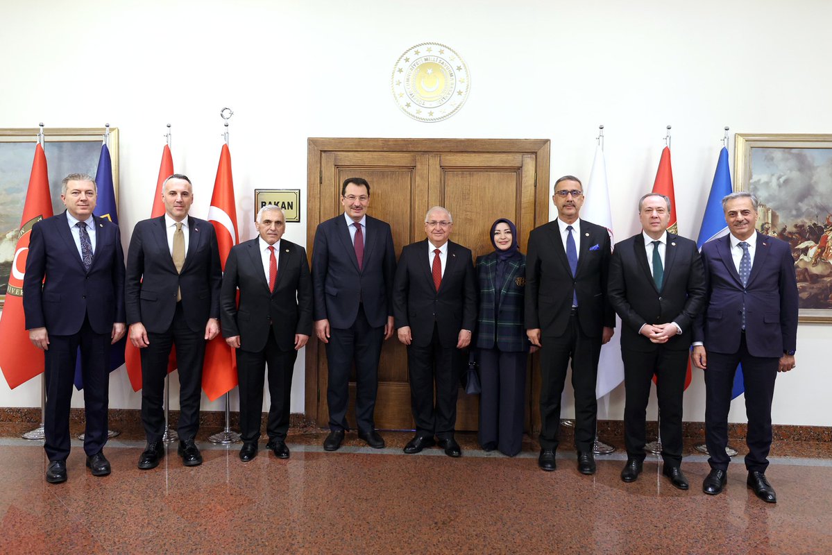 Ak Parti Sakarya İl Başkanımız, Milletvekillerimiz ve Büyükşehir Belediye Başkanımızla birlikte  Milli Savunma Bakanımız Sayın Yaşar Güler’i makamında ziyaret ettik.

Güzel ev sahipliği, şehrimize yönelik ilgi ve katkısı sebebiyle kıymetli bakanımıza şükranlarımızı sunuyoruz.