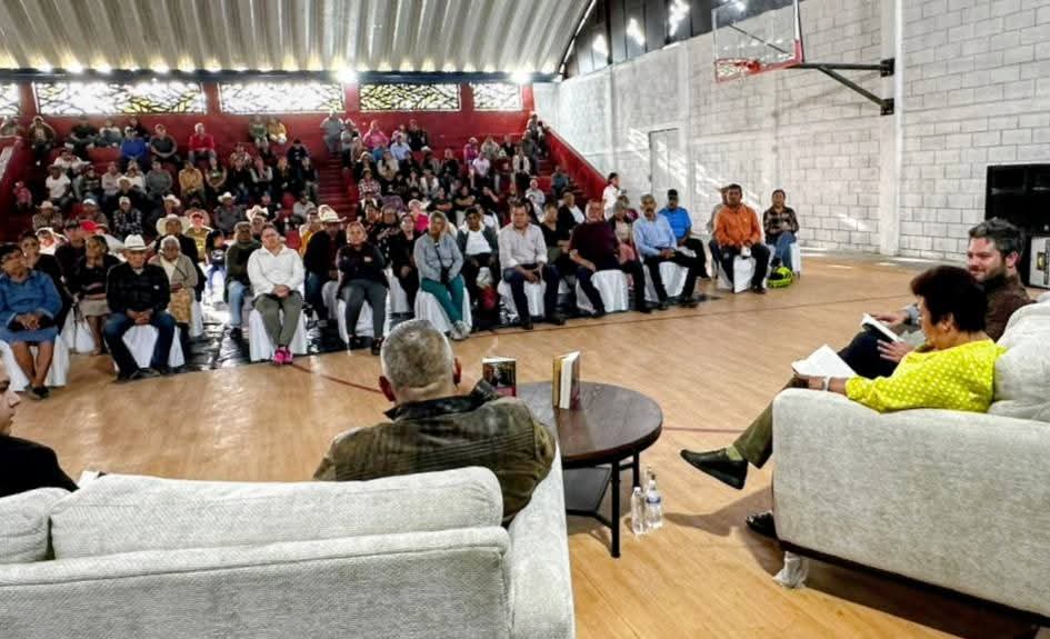 MarioMedrano_4T's tweet photo. En compañía de nuestro compañero y amigo líder Chava Medrano, el municipio de #Nazas también hizo presencia en el conversatorio del libro de nuestra Presidenta Claudia Sheinbaum. 📚
¡Seguimos adelante, juntos, desde cada rincón de Durango! https://t.co/0TgJo8nFWk