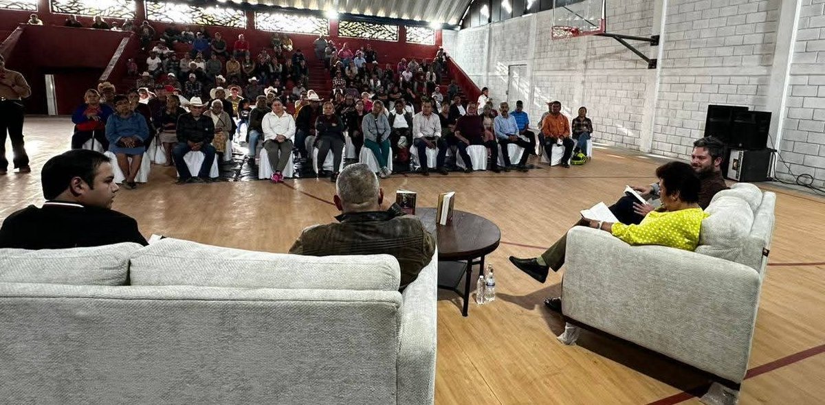 MarioMedrano_4T's tweet photo. En compañía de nuestro compañero y amigo líder Chava Medrano, el municipio de #Nazas también hizo presencia en el conversatorio del libro de nuestra Presidenta Claudia Sheinbaum. 📚
¡Seguimos adelante, juntos, desde cada rincón de Durango! https://t.co/0TgJo8nFWk