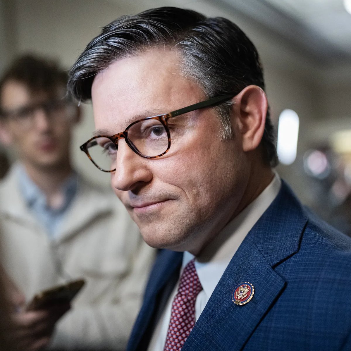 EricLDaugh's tweet image. 🚨 BREAKING: Speaker Johnson says he wants members of Congress to be allowed to hold individual stocks, but wants to crack down on insider trading.

Rep. Tim Burchett responds: &quot;You can just buy a Dadgum mutual fund like I did!&quot;