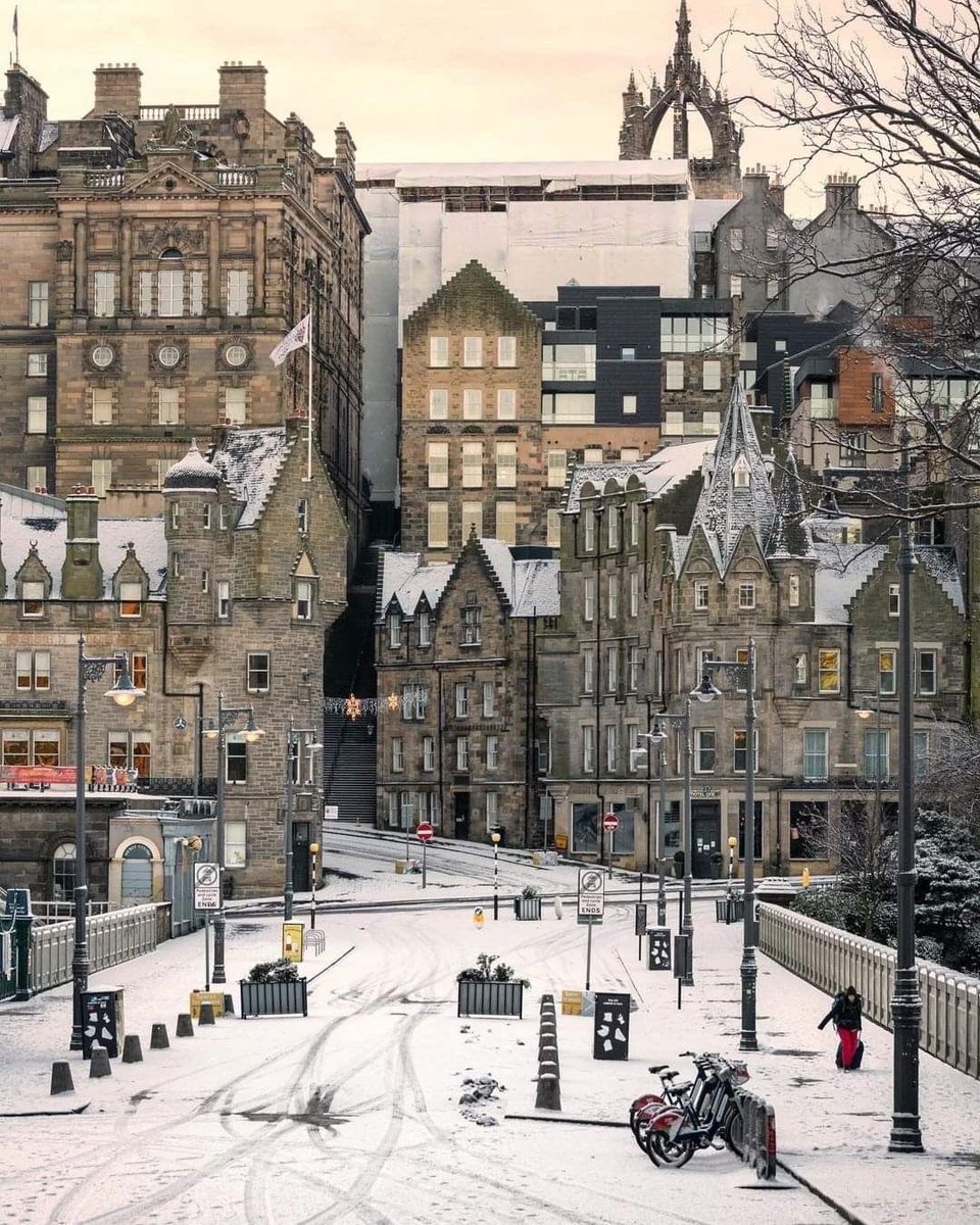 purelivn's tweet photo. snowy edinburgh https://t.co/L0LTwRlQrB