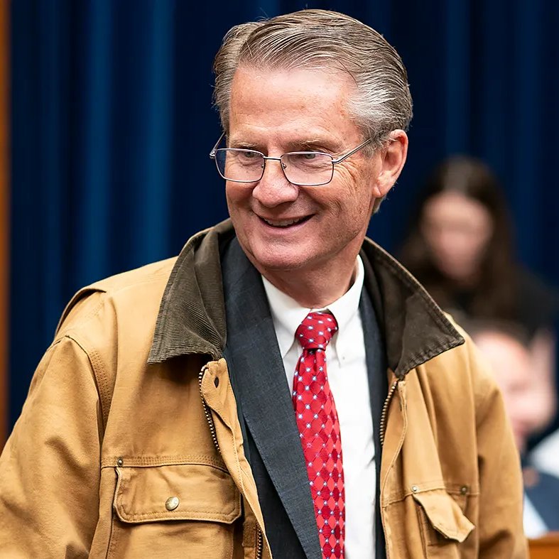 EricLDaugh's tweet image. 🚨 BREAKING: Speaker Johnson says he wants members of Congress to be allowed to hold individual stocks, but wants to crack down on insider trading.

Rep. Tim Burchett responds: &quot;You can just buy a Dadgum mutual fund like I did!&quot;