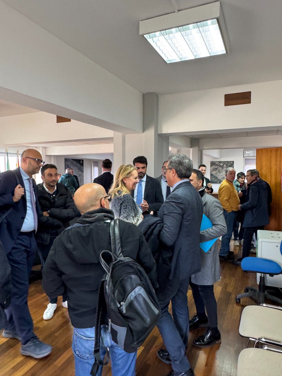 𝗣𝗿𝗲𝘀𝗲𝗻𝘁𝗮𝘁𝗼 𝗮𝗶 𝗖𝗼𝗺𝘂𝗻𝗶 𝗶𝗹 𝗻𝘂𝗼𝘃𝗼 𝗔𝘃𝘃𝗶𝘀𝗼 𝗽𝗲𝗿 𝗿𝗶𝗱𝘂𝗿𝗿𝗲 𝗶𝗹 𝗰𝗼𝗻𝘀𝘂𝗺𝗼 𝗱𝗶 𝘀𝘂𝗼𝗹𝗼 𝗲 𝗿𝗶𝗺𝗼𝗱𝗲𝗹𝗹𝗮𝗿𝗲 𝗹𝗲 𝗻𝗼𝘀𝘁𝗿𝗲 𝗰𝗶𝘁𝘁𝗮̀

Oggi ho incontrato sindaci e commissari dei Comuni siciliani per illustrare l’Avviso sul