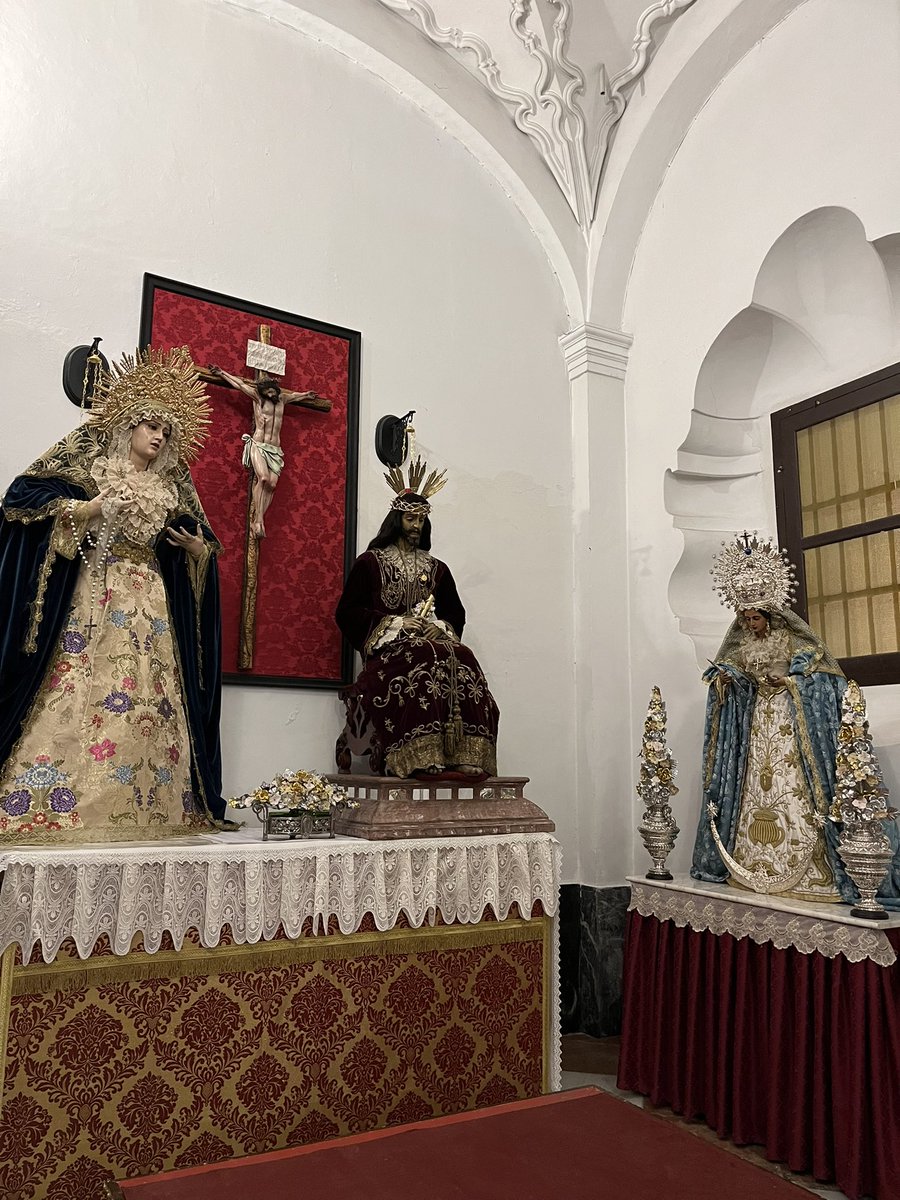 ⚫⚪
Nuestras amantísimas Titulares han sido ataviadas para la venidera Solemnidad de la Inmaculada Concepción.

Asimismo, han sido trasladadas, junto con el Señor de la Salud, a la nave del Evangelio debido a unas pequeñas obras de mantenimiento en nuestra Capilla.