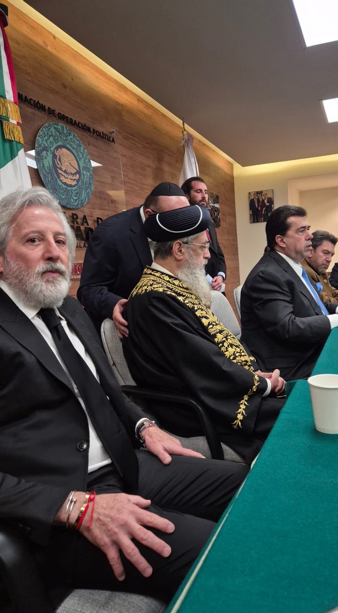 Compartimos un encuentro respetuoso junto a empresarias y empresarios de nuestro país, guiados por el principio juarista de que “el respeto al derecho ajeno es la paz”, base esencial para la armonía social e internacional.