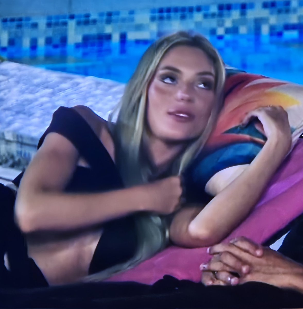 ¿Por qué está mujer parece que siempre va fumada?
#LaIslaDeLasTentaciones15
