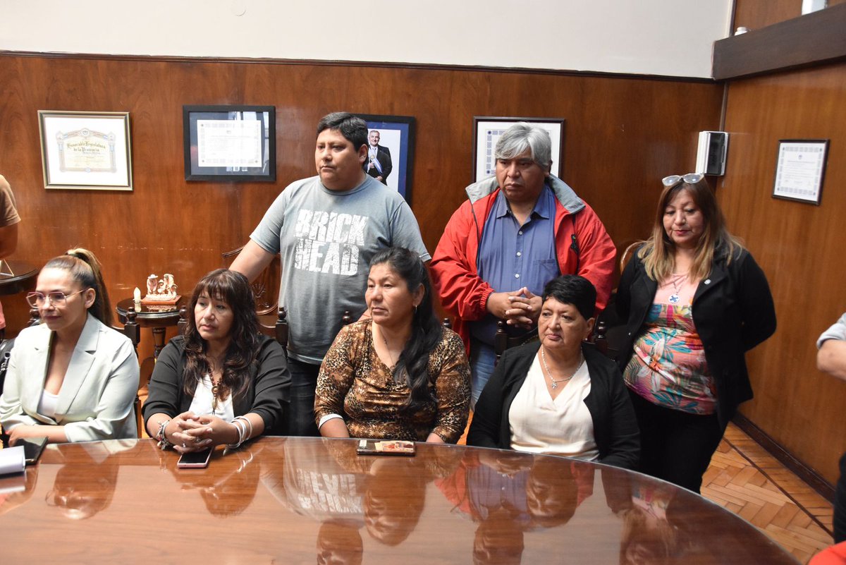 🏛️ El vicegobernador y presidente de la Legislatura de Jujuy, Alberto Bernis, recibió a la nueva comisión directiva de APL Jujuy.
Se abordaron temas clave como la recategorización, viviendas para afiliados y la agenda de trabajo 2026.

La secretaria general electa, Alicia Mamani,