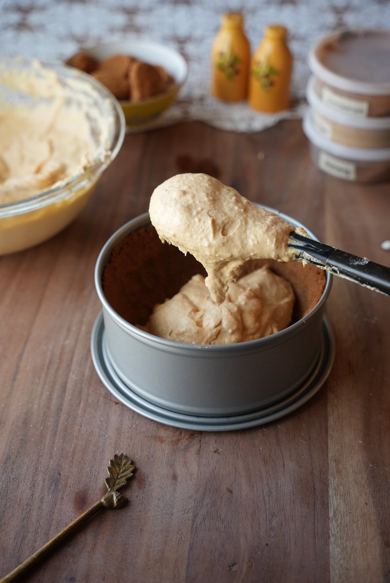 mariyyum's tweet image. Sweet potato cheesecake w/ a salted brown butter gingersnap crust going into the oven ⏲️
