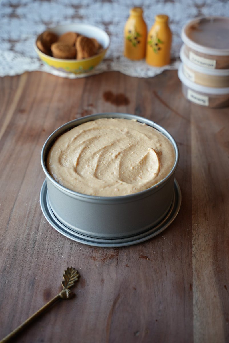 mariyyum's tweet image. Sweet potato cheesecake w/ a salted brown butter gingersnap crust going into the oven ⏲️