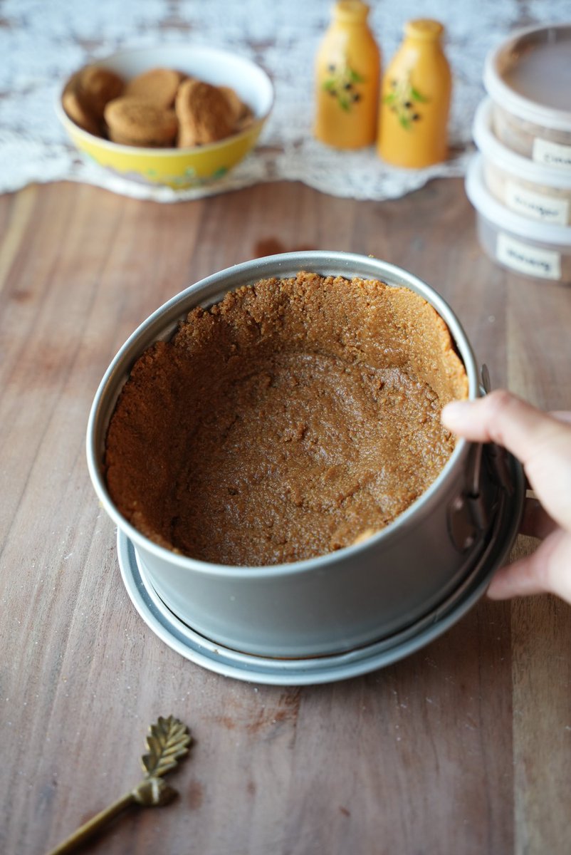 mariyyum's tweet image. Sweet potato cheesecake w/ a salted brown butter gingersnap crust going into the oven ⏲️