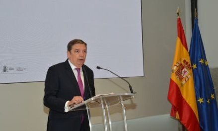 ElVeganToday's tweet photo. El ministro de Agricultura, Luis Planas, ha expresado su preocupación sobre cómo puede afectar la peste porcina a miles de cerdos, diciendo:
"Euros, euros, euros, euros, euros, euros, euros, euros, euros, euros, euros, euros, euros, que se jodan los cerdos, euros, euros, euros" https://t.co/tHXYB8qS4J