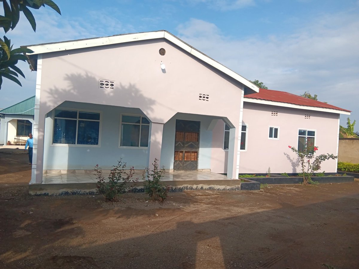 ISYESYE KIBANDA CHA NYASI 
MBEYA JIJI 200,000
APARTMENT YA VYUMBA 3
KIMOJA MASTER 
SBEULE NA JIKO
DINNING SPACE 
NDANI YA FENSI
WAPANGAJI 2 TU
NYUMBA SUKARI SANA 
0765912976
Job Mbeya Jiji Letu