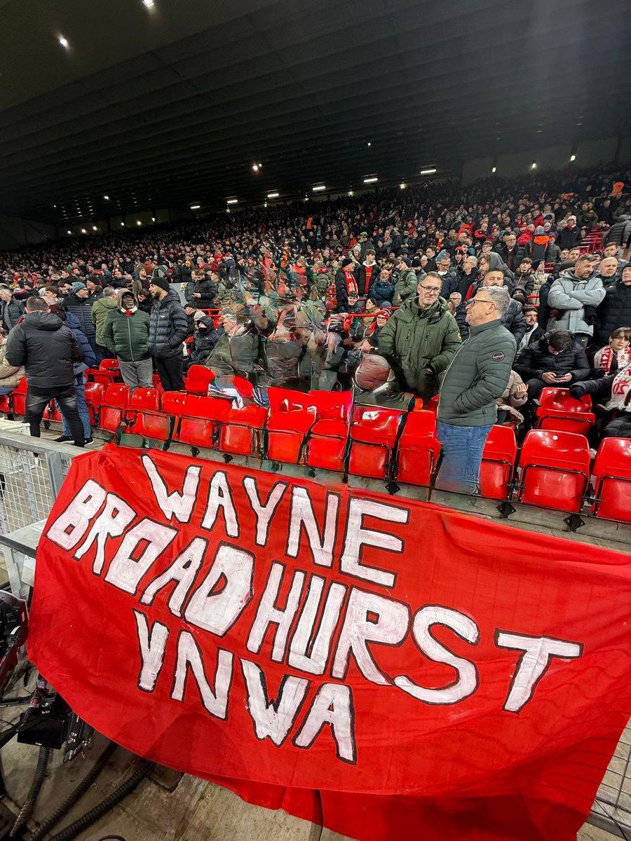 <a href="/Sutton1Mr/">Tensions Rising🇬🇧🇬🇧🇬🇧</a> Final good bye on the KOP with us  #Waynebroadhurst #ynwa love to
The family and friends