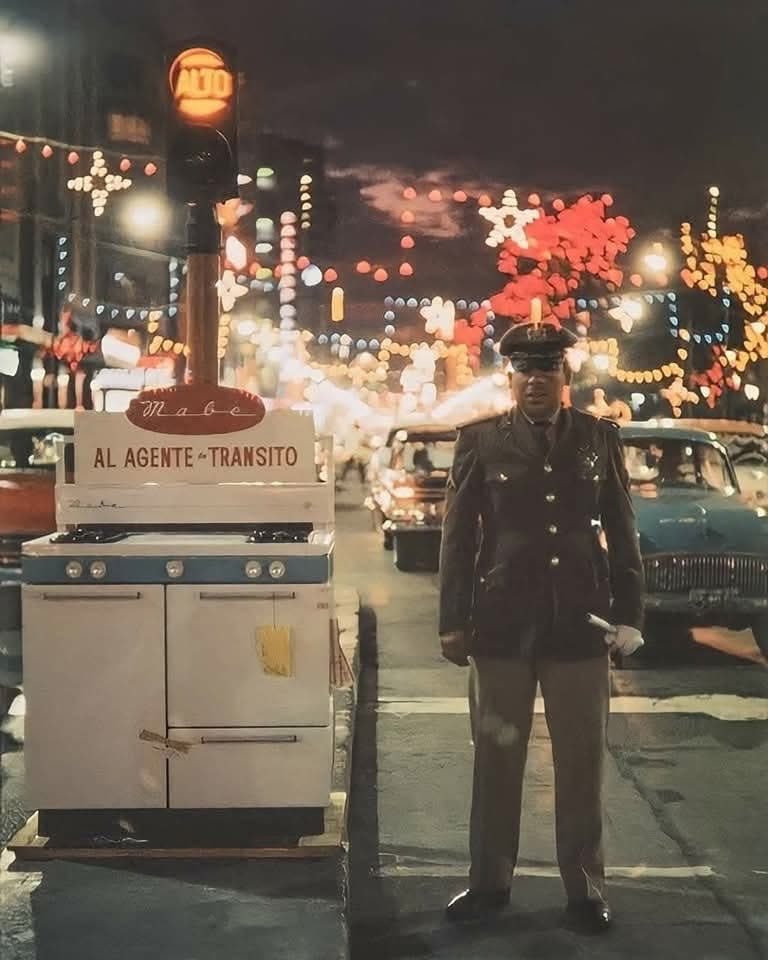 Un agente de tránsito posa junto a una estufa (se acostumbraba en épocas navideñas hacer regalos a los agentes por su trabajo), en una de las calles del Centro Histórico durante los años sesenta. 
Crédito de la imagen: Bob Schalkwijk
<a href="/Memorabilia_Urb/">Memorabilia Urbana</a>